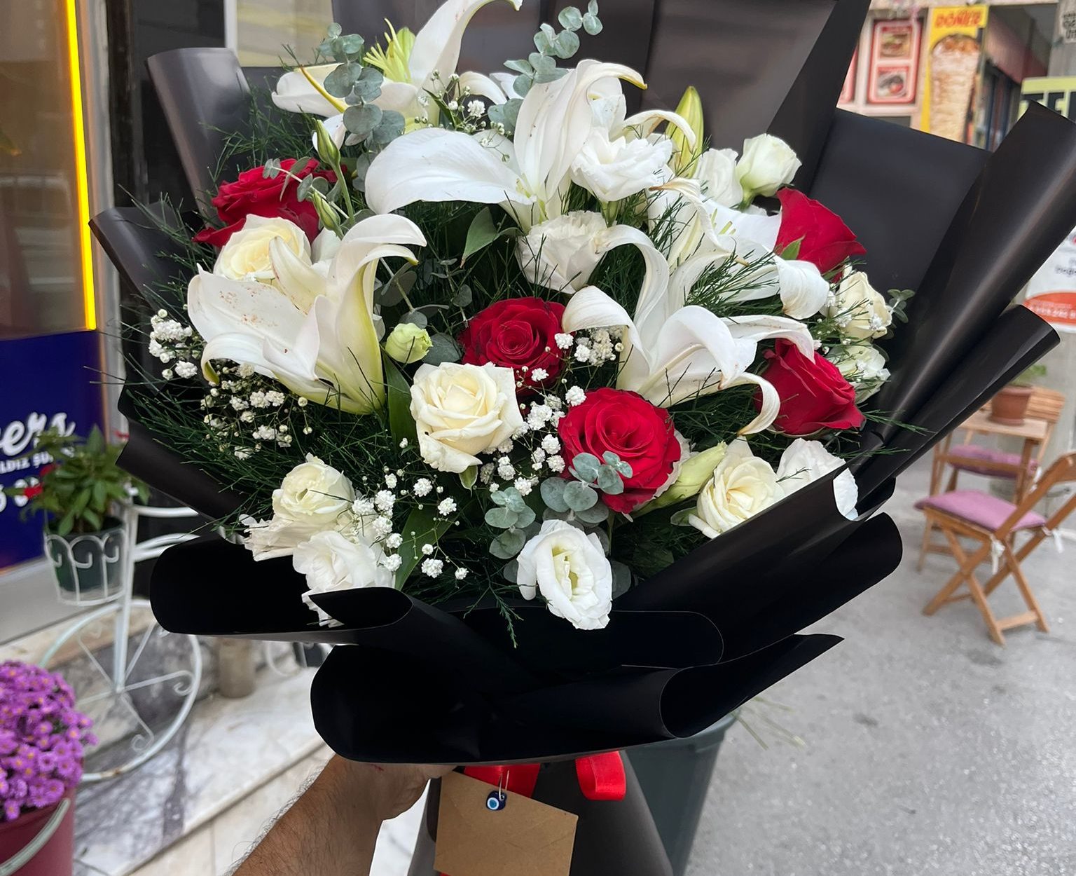 Büyük Boy Siyah Sarım Lilyum&Kırmızı Gül&Beyaz Gül Buketi