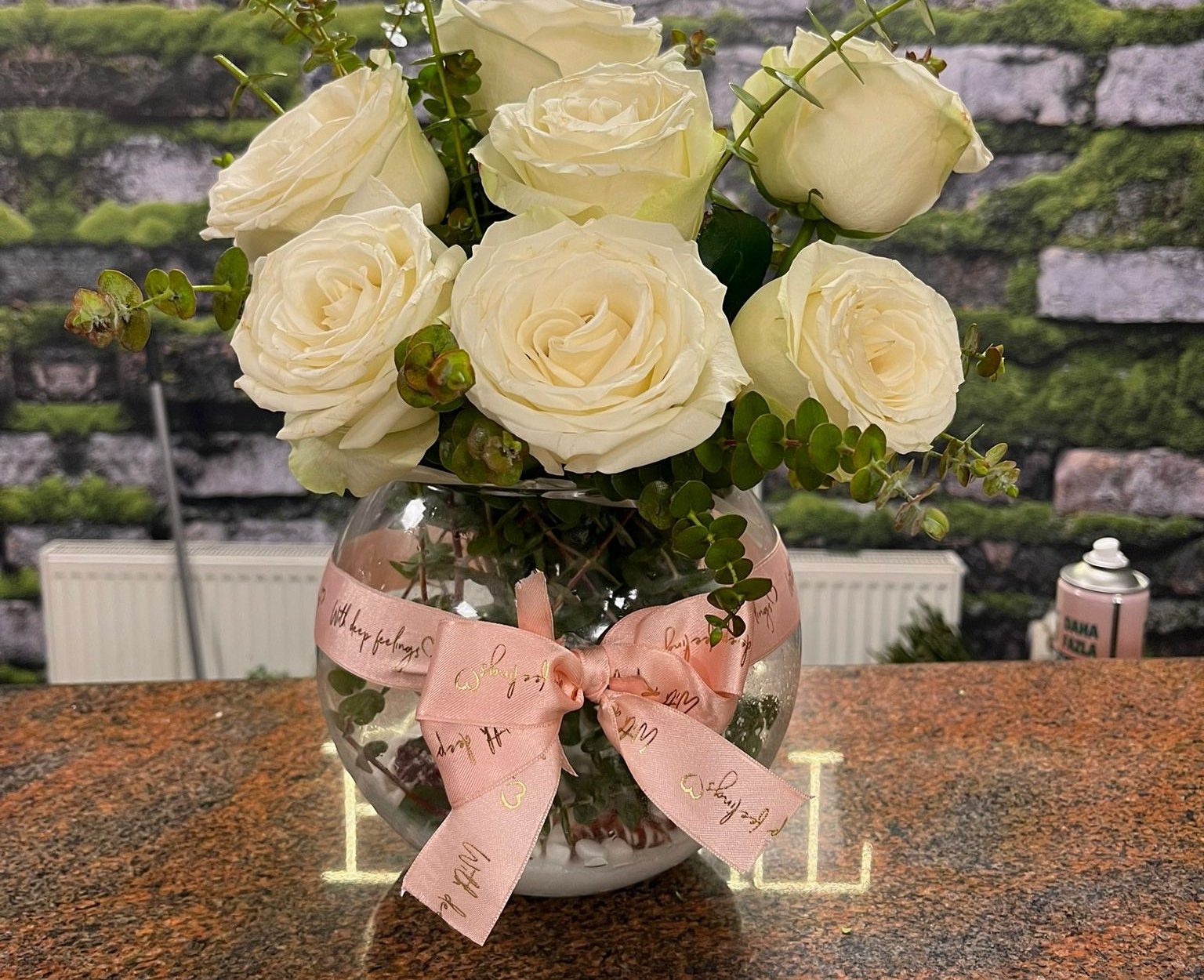 Cam Fanusta Kuru Lavanta& İthal Beyaz Gül Aranjmanı