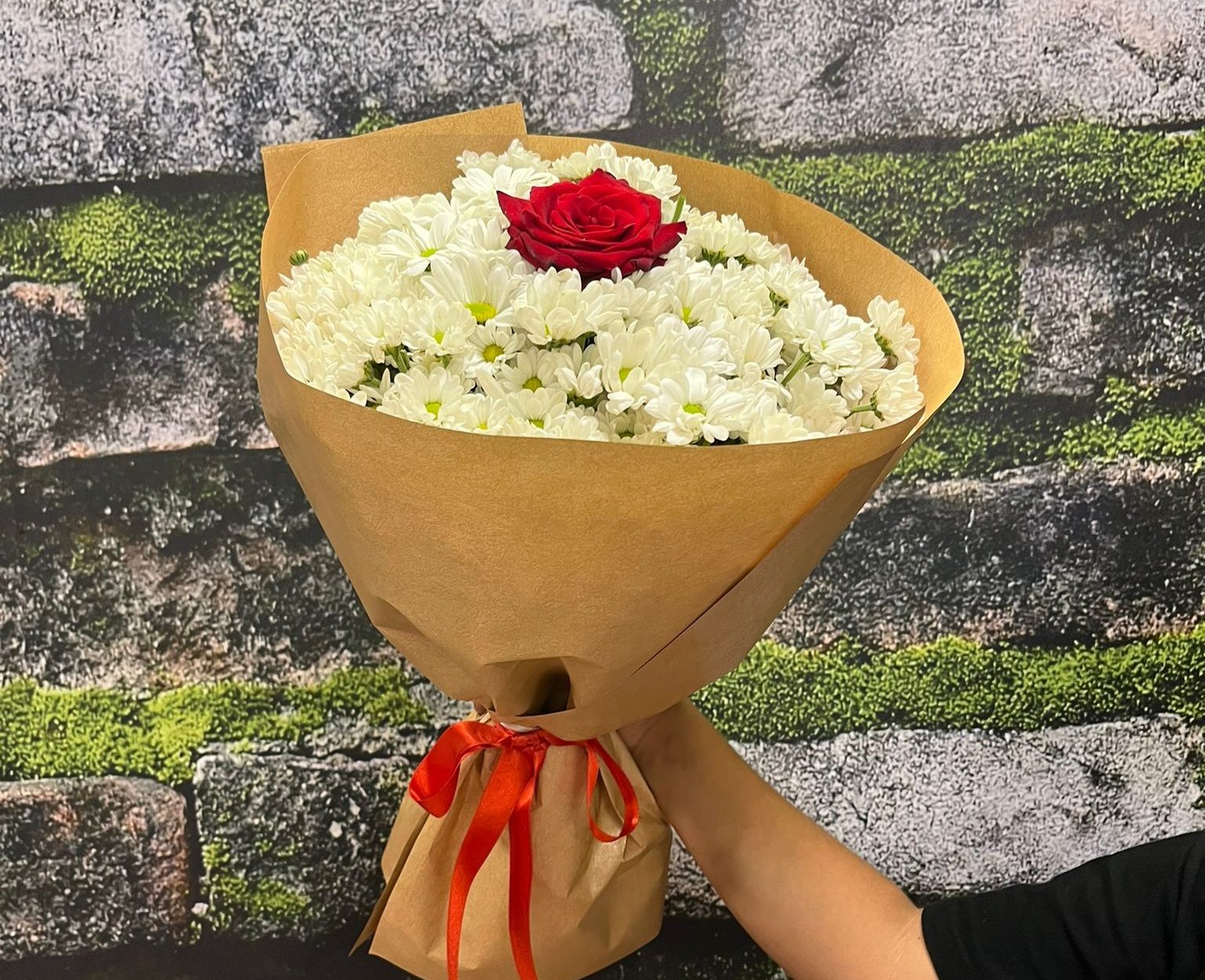 Kraft Kağıtta Gül Beyaz Papatya Buketi