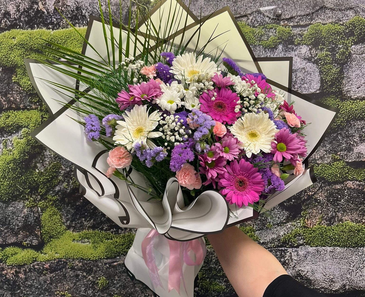 🌸 Pembe Gerbera & Renkli Papatya Buketi – Enerjik ve Zarif Bir Dokunuş 💐✨