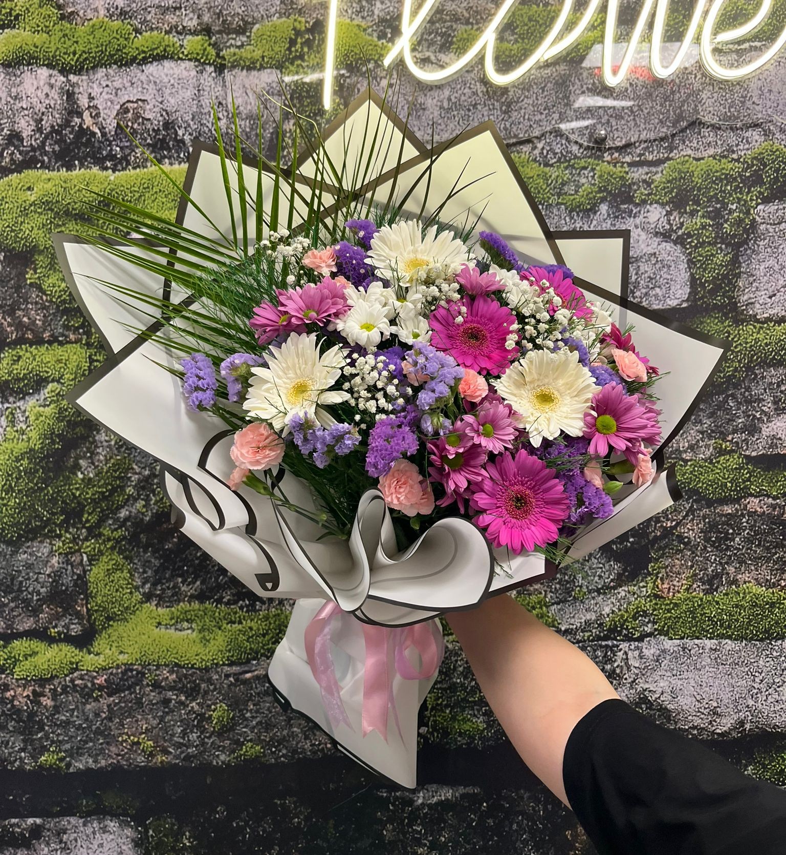 ccfd5e5a-93dc-4a3a-a386-7b2bfd025ee5 🌸 Pembe Gerbera & Renkli Papatya Buketi – Enerjik ve Zarif Bir Dokunuş 💐✨ - Görsel 1