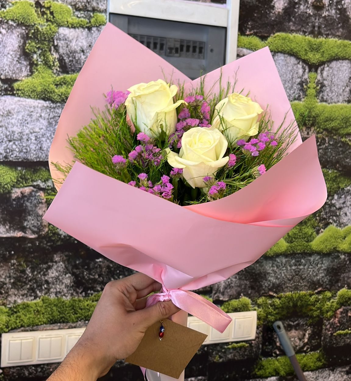 💐 3 Beyaz Gül & Pembe Cipso Buketi 💕