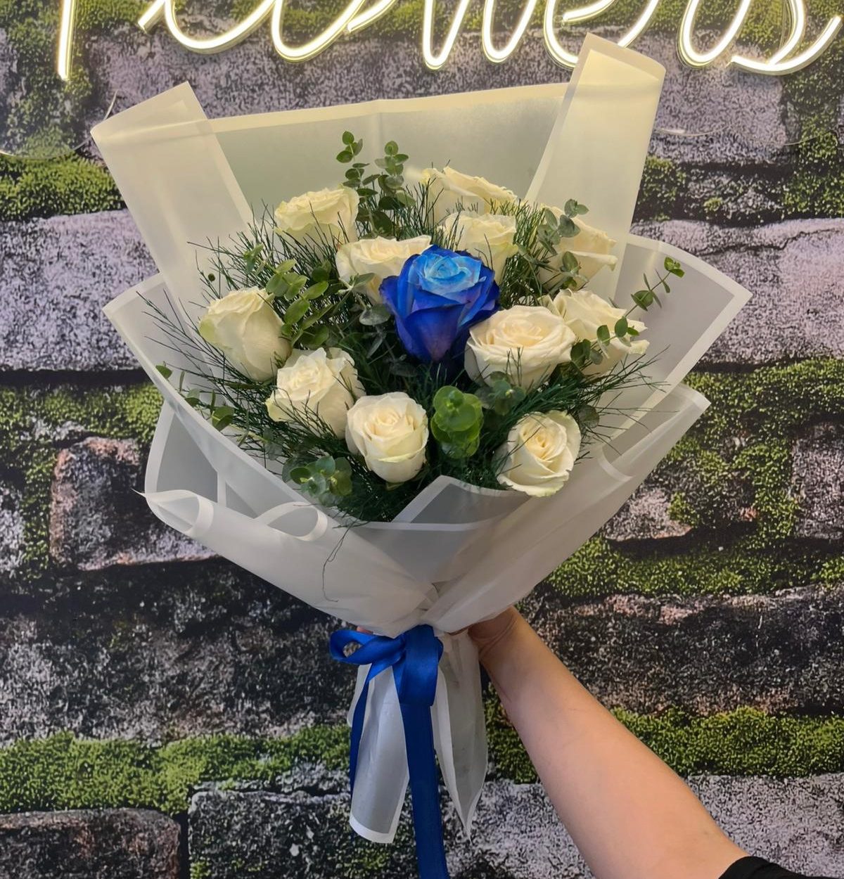 Mavi Beyaz İthal Gül Buketi