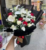 Büyük Boy Siyah Sarım Lilyum&Kırmızı Gül&Beyaz Gül Buketi - Görsel 3