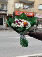 ✨ Yılbaşı Temalı Beyaz Papatyalı & Kokinalı Buket 🎄🌿 - Görsel 3