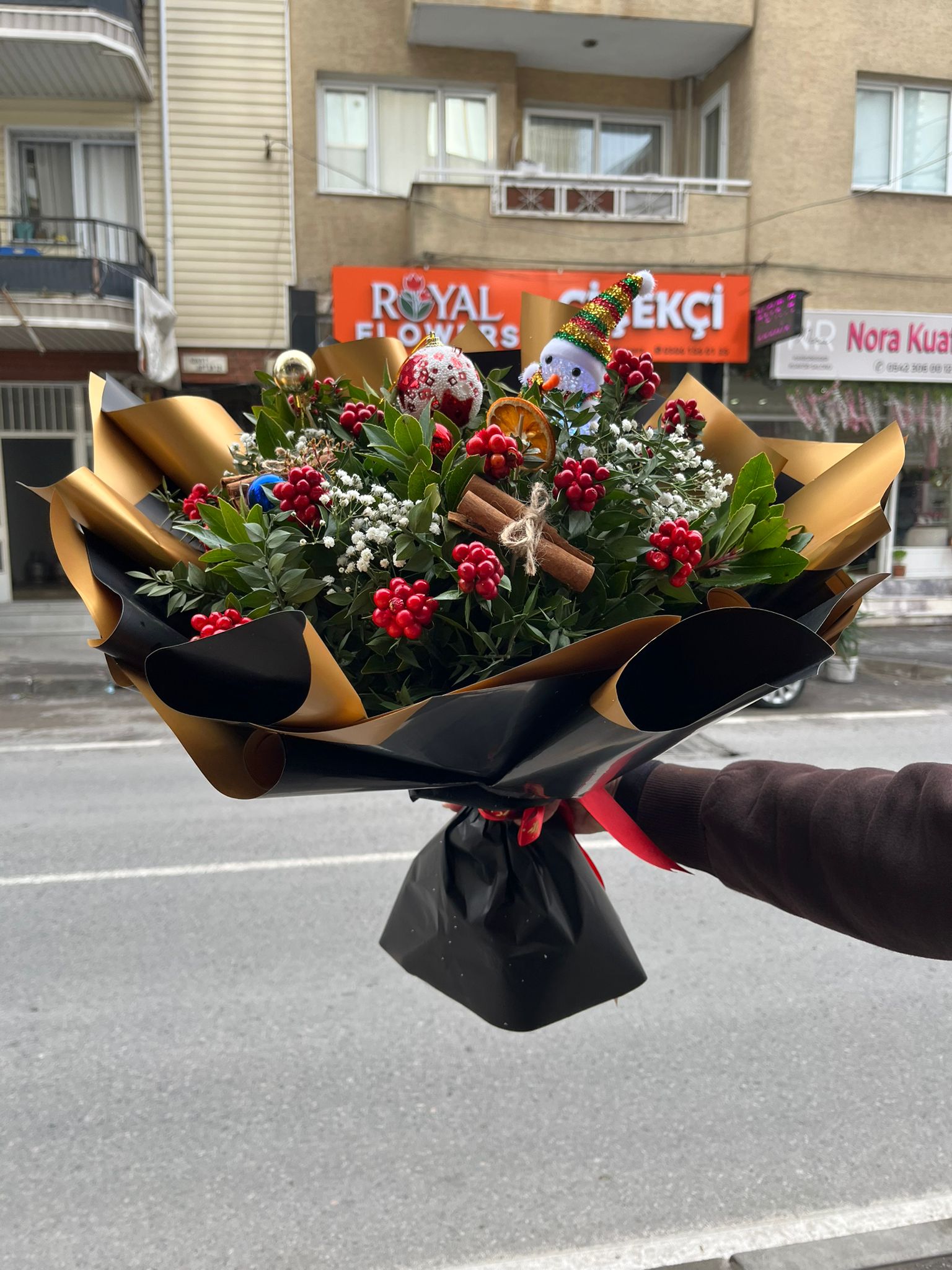 238d94e1-77f2-4b28-a39b-b9419bef13a3 🎄✨ MEGA BOY Yılbaşı Kokina Buketi 🌿❤️ – Kuru Portakal, Tarçın, Kar Topu & Aksesuarlı Lüks Tasarım Çiçek 🎁 - Görsel 1