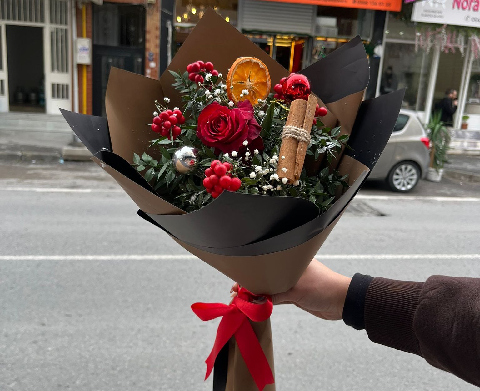 ✨ Yılbaşı Kırmızı Gül & Kokina Buketi