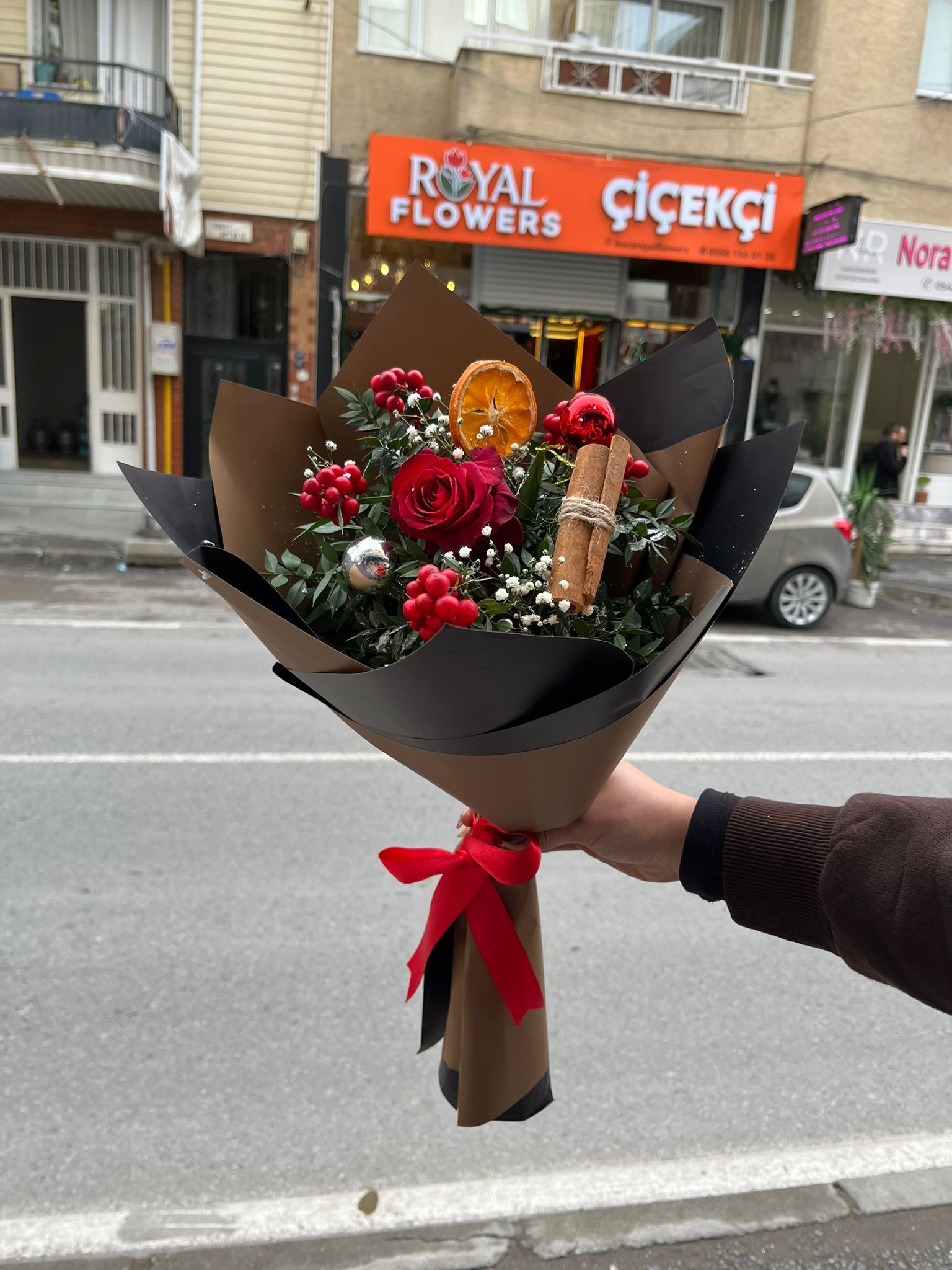ccccc737-50d6-413e-bf61-a86331a4595c ✨ Yılbaşı Kırmızı Gül & Kokina Buketi - Görsel 1