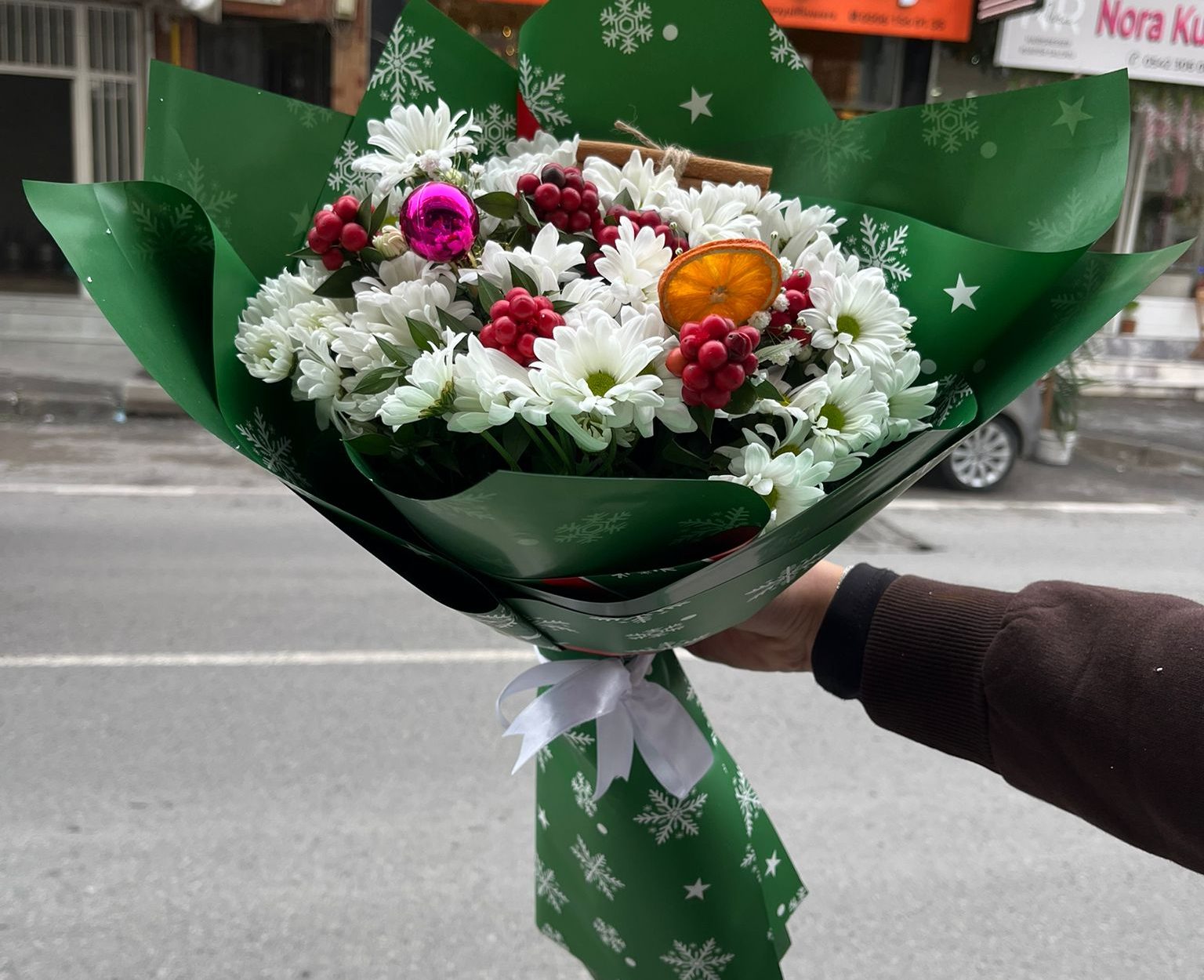 ✨ Yılbaşı Temalı Beyaz Papatyalı & Kokinalı Buket 🎄🌿