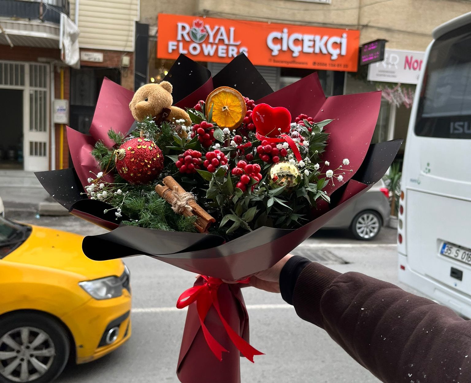 ✨ 10’lu Ayıcıklı & Aksesuarlı Kokina Buketi ❤️🌿 – Yeni Yıl Özel Tasarım Hediye Çiçek 🎄🎁