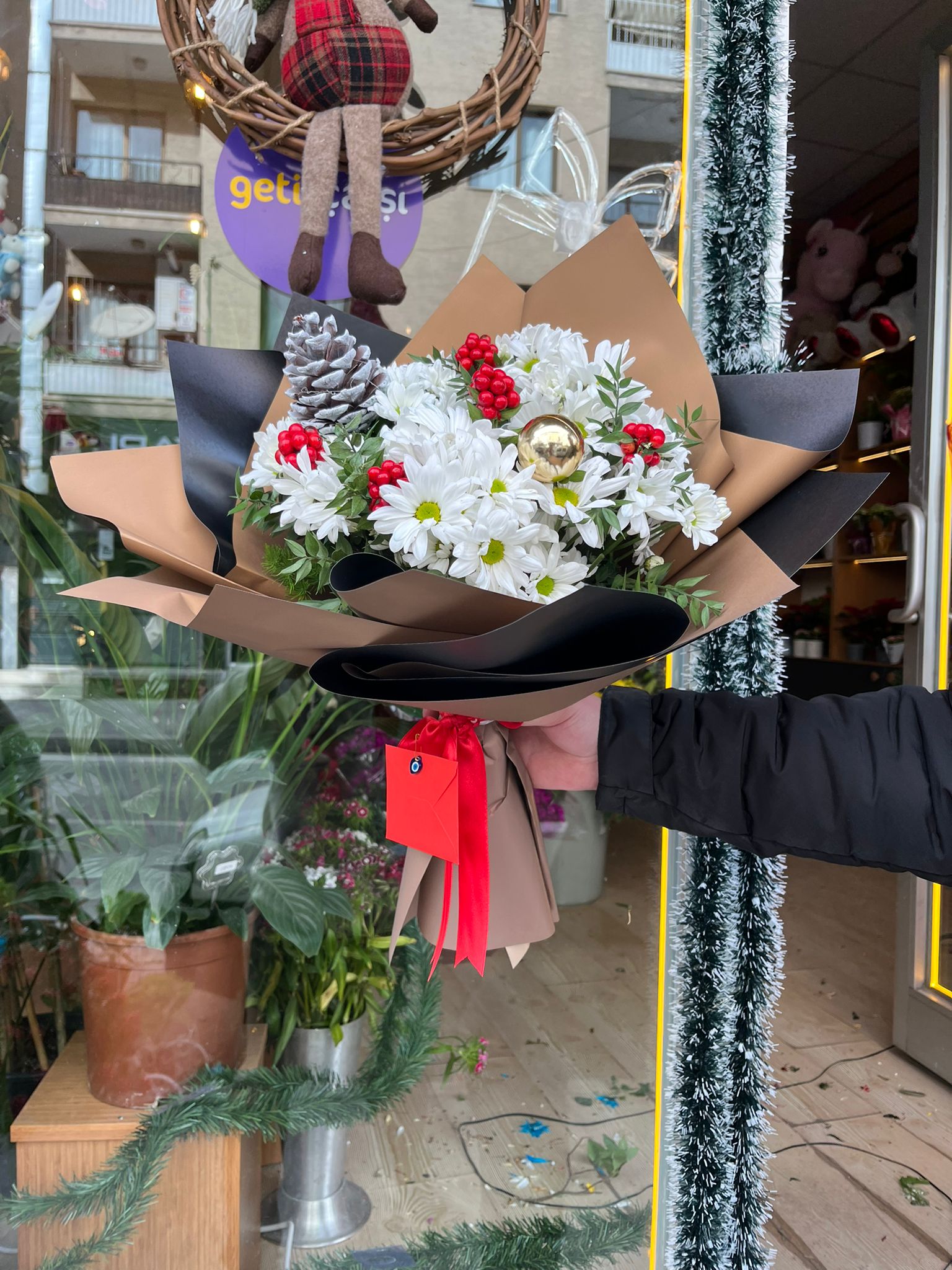 f6b2ea6e-d051-4f4d-9a4c-3d4b413b8df0 ✨ Soft Kahverengi Sarım Beyaz Papatyalı & Kokinalı Buket 🎄🌿 - Görsel 1