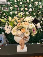 Beyaz Porselen Saksıda İthal Çiçek Aranjmanı-Zambak&Gül&Gerbera&Anastasia - Görsel 3