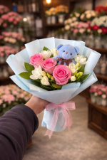 3'Lü İthal Pembe Gül Beyaz Frezya Ayıcık Buketi🌸