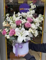 💜 Premium Kutuda Lilyum, İthal Lila Gül & Beyaz Şebboy Aranjmanı - Görsel 3