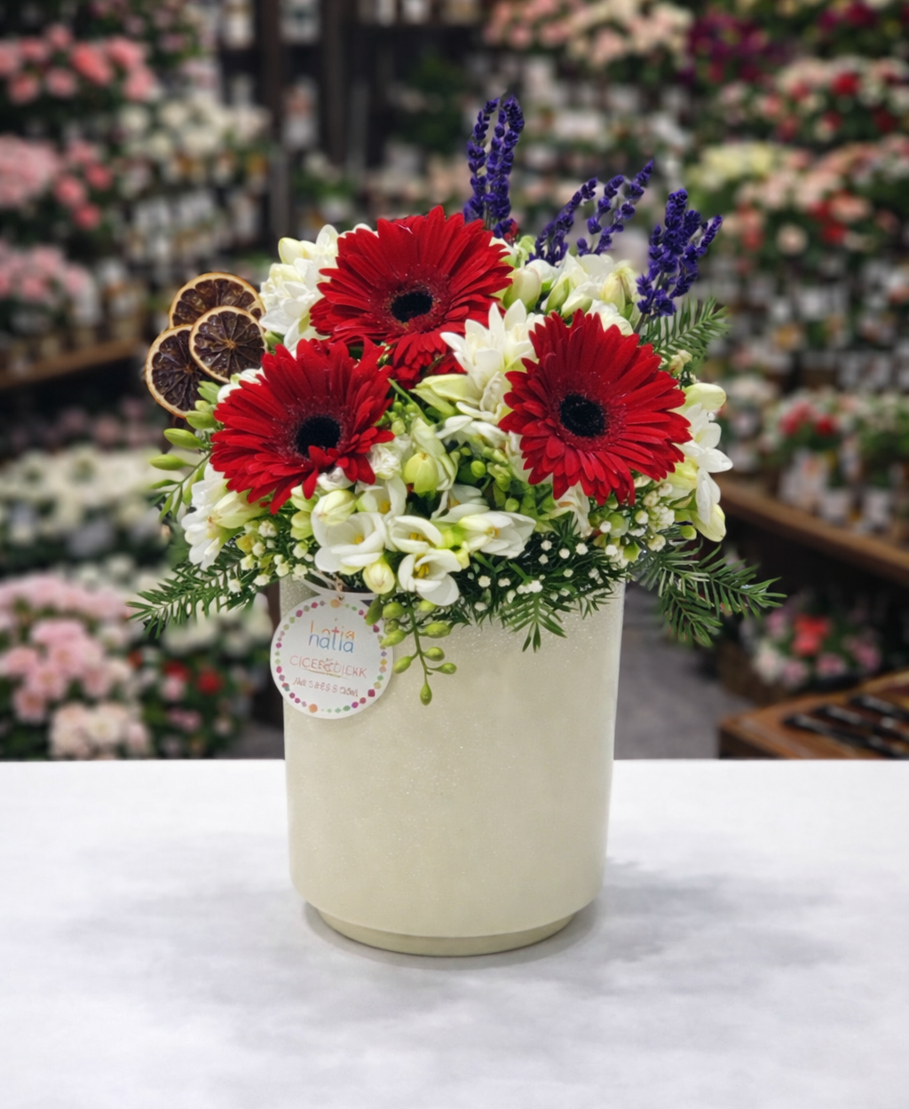 ❤️ Kırmızı Gerbera & Beyaz Frezya Aranjmanı