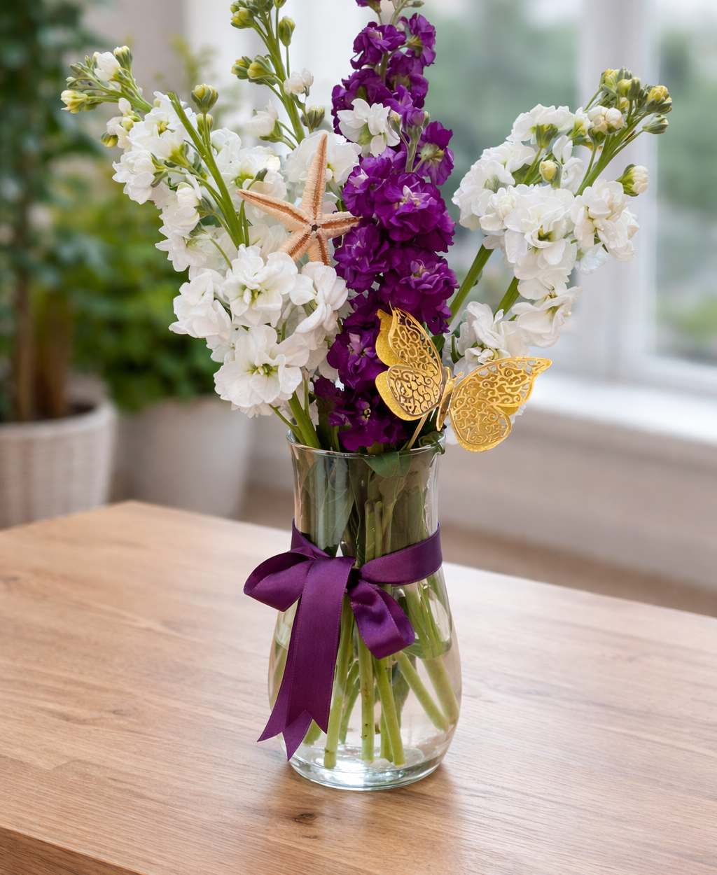 💜 Cam Vazoda 7’li Mor & Beyaz Şebboy Aranjmanı