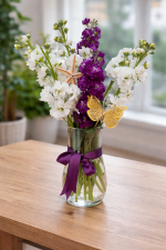 💜 Cam Vazoda 7’li Mor & Beyaz Şebboy Aranjmanı