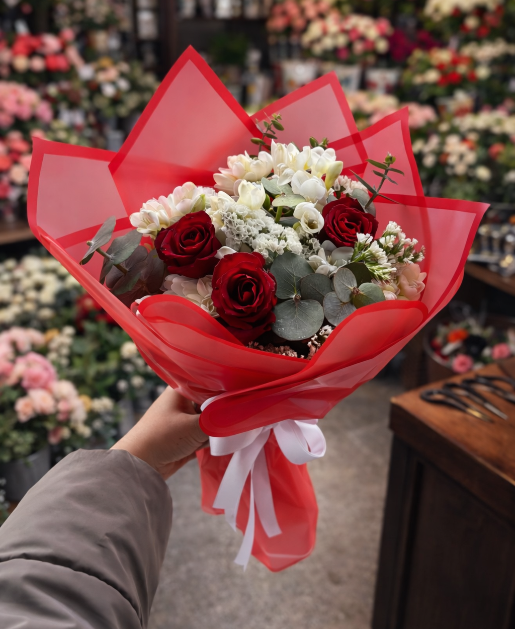🌹 Kırmızı Gül & Beyaz Frezya Buketi | Aşkın En Zarif Hali ❤️