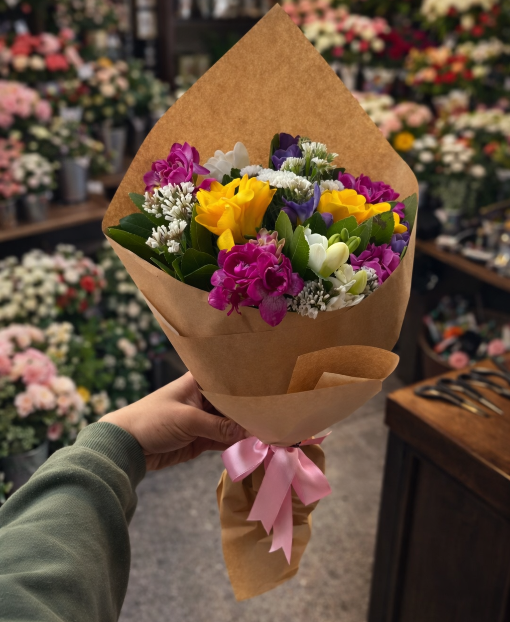 🌼 Kraft Kağıtta Rengarenk Frezya Buketi