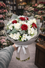 ❤️🤍 Kırmızı & Beyaz Gül Frezya Buketi