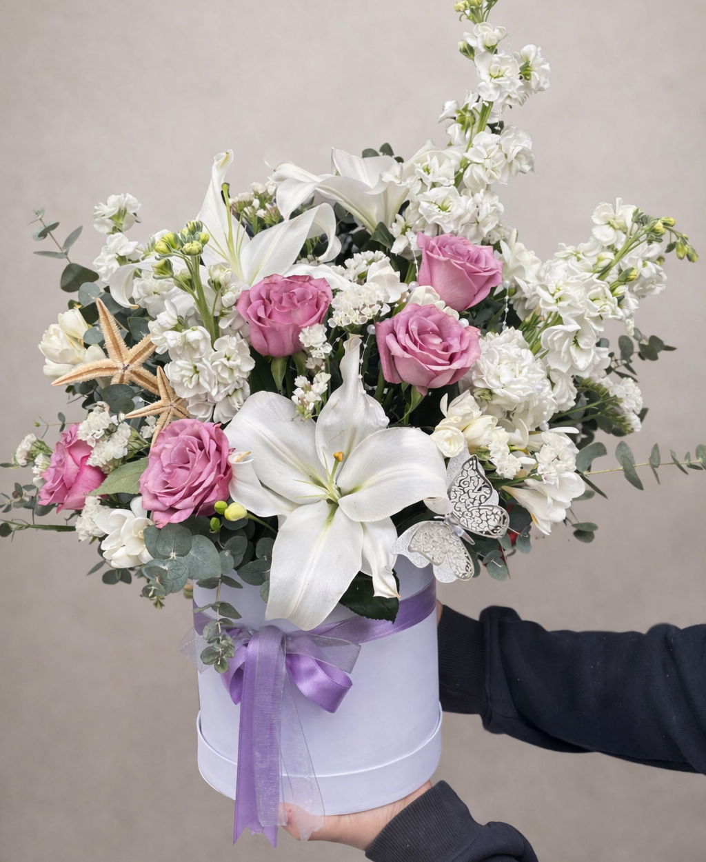 💜 Premium Kutuda Lilyum, İthal Lila Gül & Beyaz Şebboy Aranjmanı