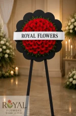Canlı kırmızı gerbera çiçekleriyle hazırlanan cenaze çelenk