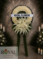 Premium beyaz gerbera ve beyaz şebboy çiçekleriyle hazırlanmış cenaze çelengi