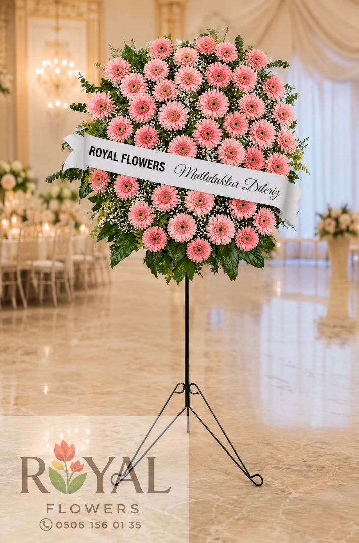 canli-pembe-gerbera-ferforje-celenk.webp Canlı pembe gerberalarla hazırlanan ferforje açılış ve düğün çelenk