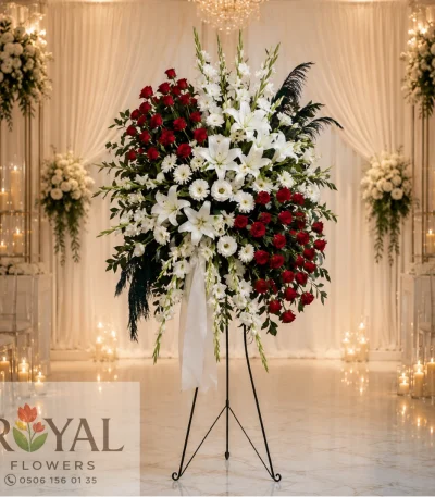 Deluxe kırmızı gül beyaz lilyum ve beyaz yardımcı çiçeklerden hazırlanan ferforje çelenk