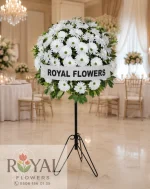 Beyaz yapay gerbera ve yeşilliklerle hazırlanan uygun fiyatlı ferforje çelenk