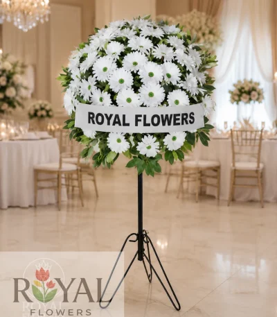Beyaz yapay gerbera ve yeşilliklerle hazırlanan uygun fiyatlı ferforje çelenk