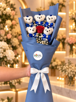 5'li mavi ayıcık buketi, kırmızı gül, beyaz cipso ve mavi ambalaj – Royal Flowers