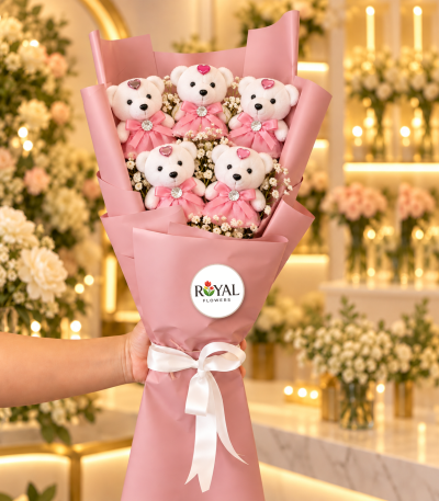 5'li pembe ayıcık buketi, pembe kıyafetli beyaz strafor ayıcıklar ve toz pembe ambalaj – Royal Flowers