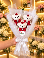 Minyatür boy 3'lü kırmızı elbiseli beyaz strafor ayıcık buketi, gül detaylı, beyaz cipsolu ve şeffaf paketli Royal Flowers hediyesi.