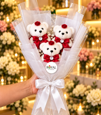 Minyatür boy 3'lü kırmızı elbiseli beyaz strafor ayıcık buketi, gül detaylı, beyaz cipsolu ve şeffaf paketli Royal Flowers hediyesi.